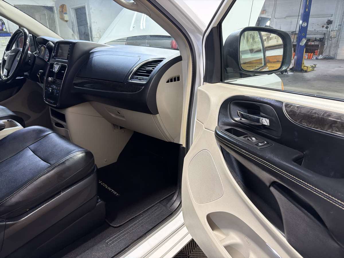 Used 2014 Chrysler Town & Country Touring FWD image 27