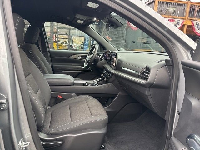 Used 2025 Chevrolet Traverse LT image 17