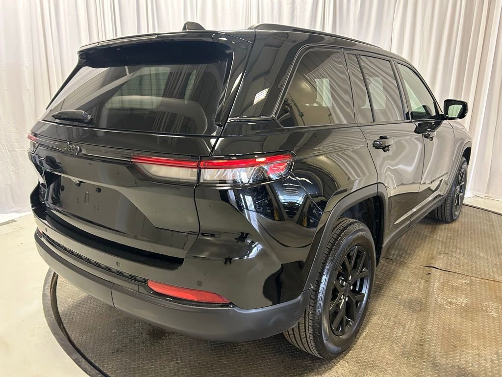 Used 2024 Jeep Grand Cherokee Altitude image 30