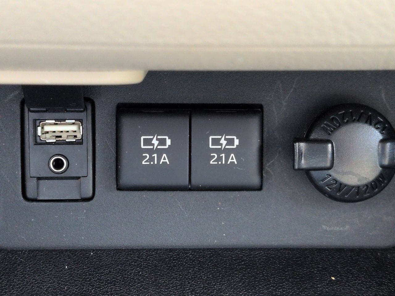 Used 2017 Toyota Highlander XLE w/ Carpet Mat Package AWD/4WD image 24