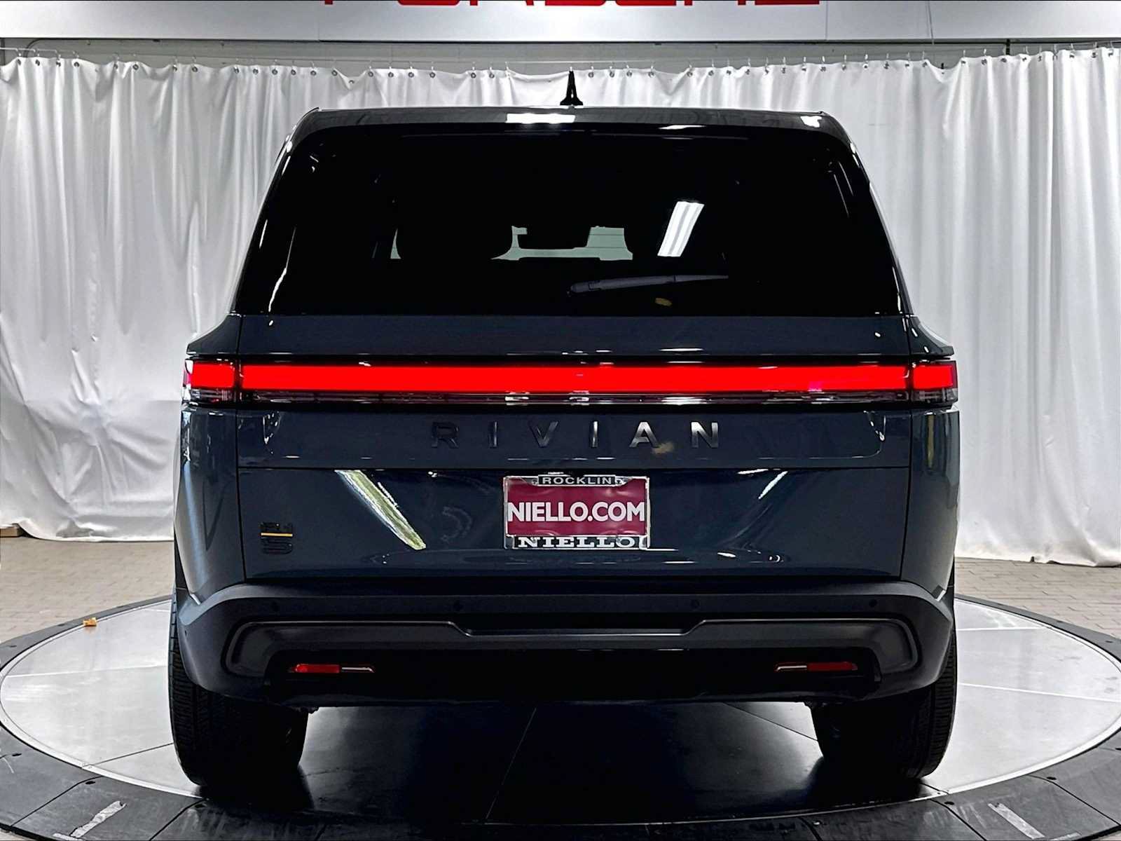 Used 2025 Rivian R1S Premium AWD/4WD image 8