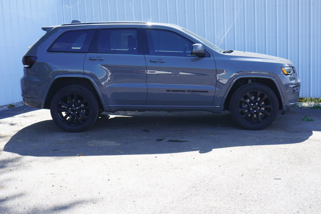 Used 2022 Jeep Grand Cherokee Laredo X AWD/4WD image 2