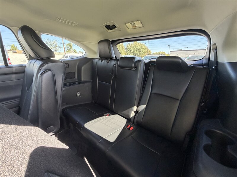 Used 2022 Toyota Highlander XLE AWD/4WD image 29