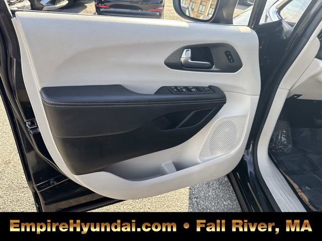 Used 2023 Chrysler Pacifica Touring-L image 17