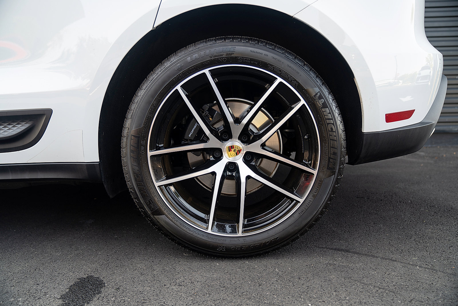 Certified 2025 Porsche Macan AWD/4WD image 24