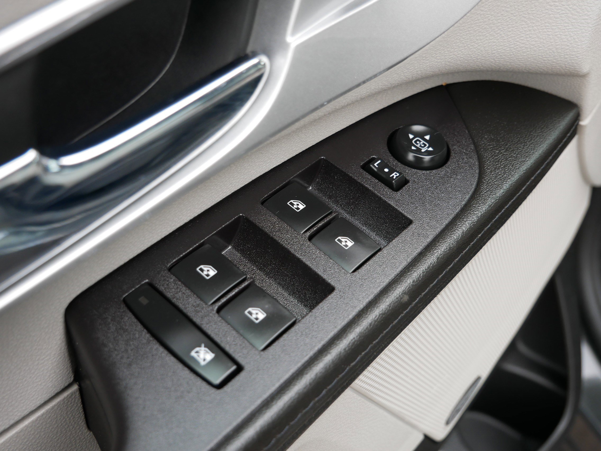 Used 2017 Chevrolet Equinox Premier w/ Enhanced Convenience Package AWD/4WD image 19