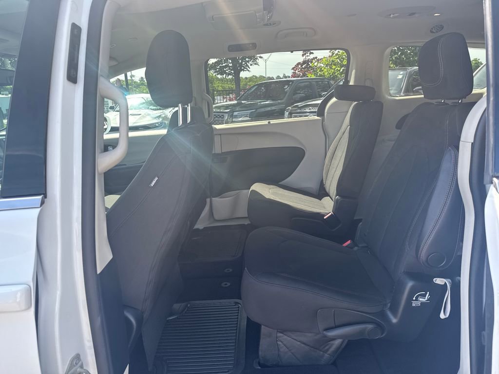 Used 2018 Chrysler Pacifica Touring Plus w/ Tire & Wheel Group FWD image 27