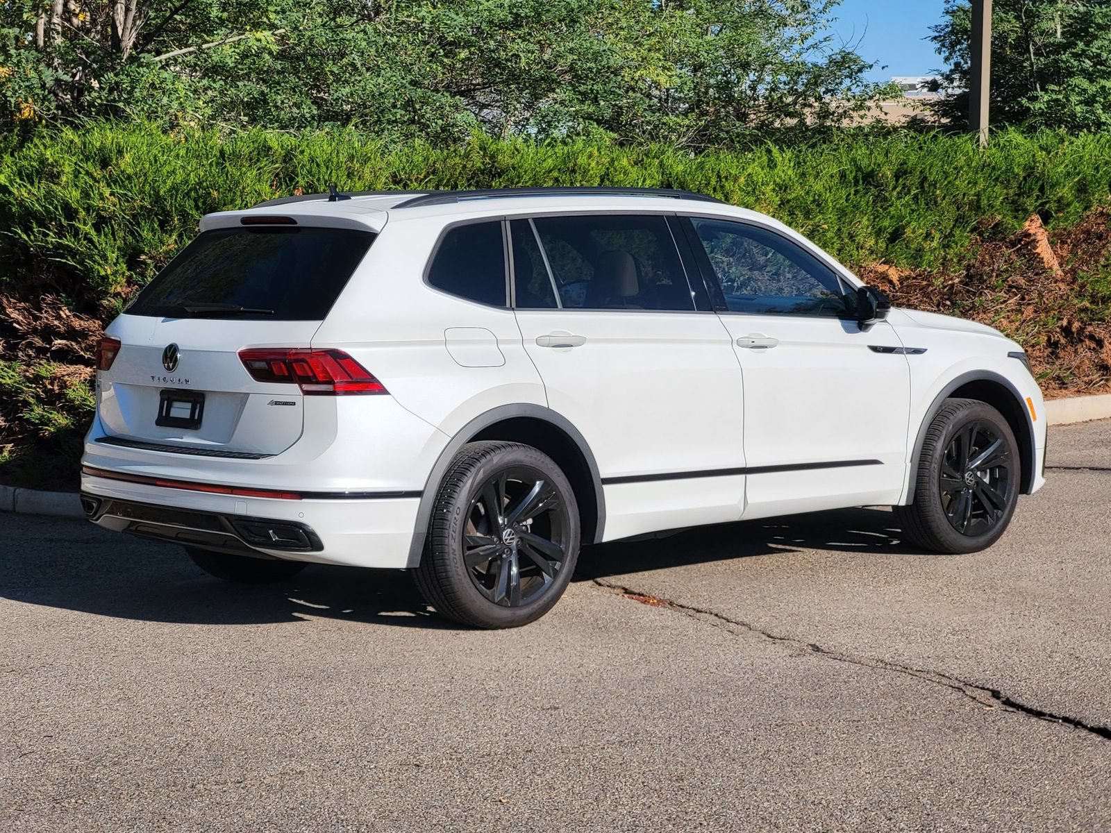 Used 2024 Volkswagen Tiguan SE R-Line w/ MDO Package, Two-Row AWD/4WD image 5