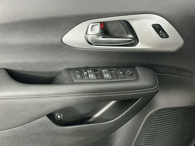 Used 2025 Chrysler Pacifica Premium FWD image 25