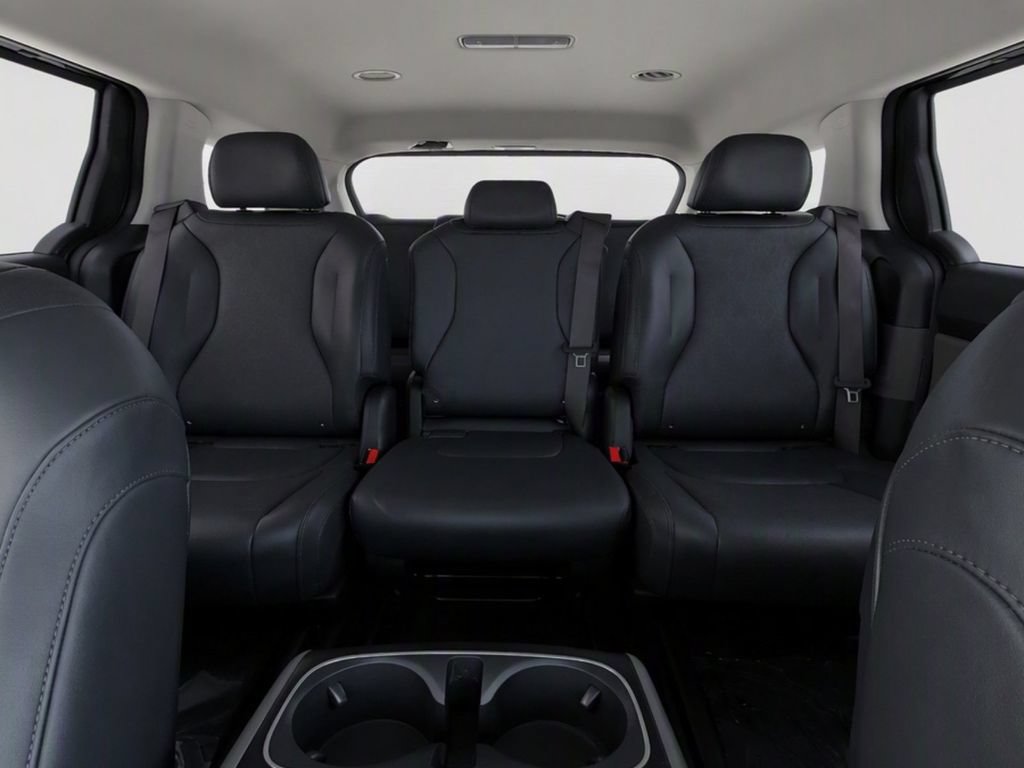 Certified 2025 Kia Carnival FWD image 33