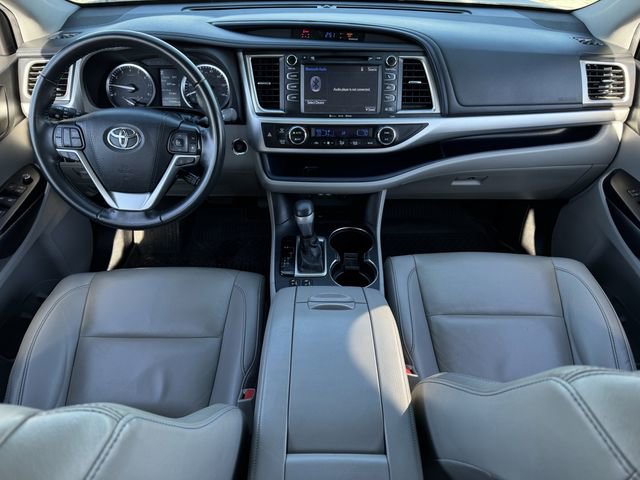 Used 2019 Toyota Highlander XLE image 2
