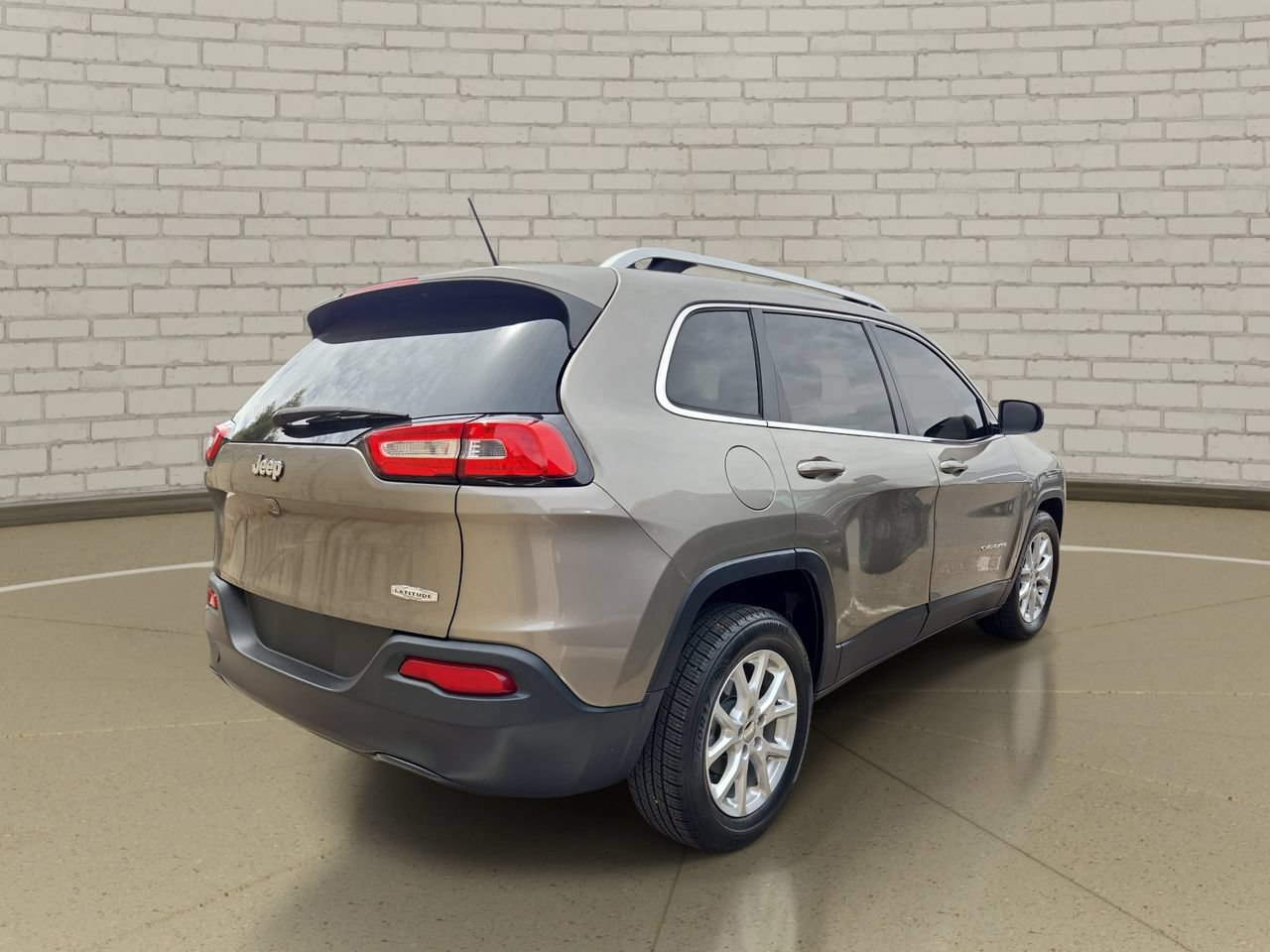 Used 2017 Jeep Cherokee Latitude FWD image 4