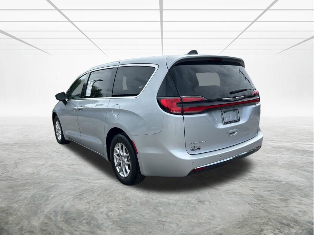 Used 2024 Chrysler Pacifica Touring-L image 6