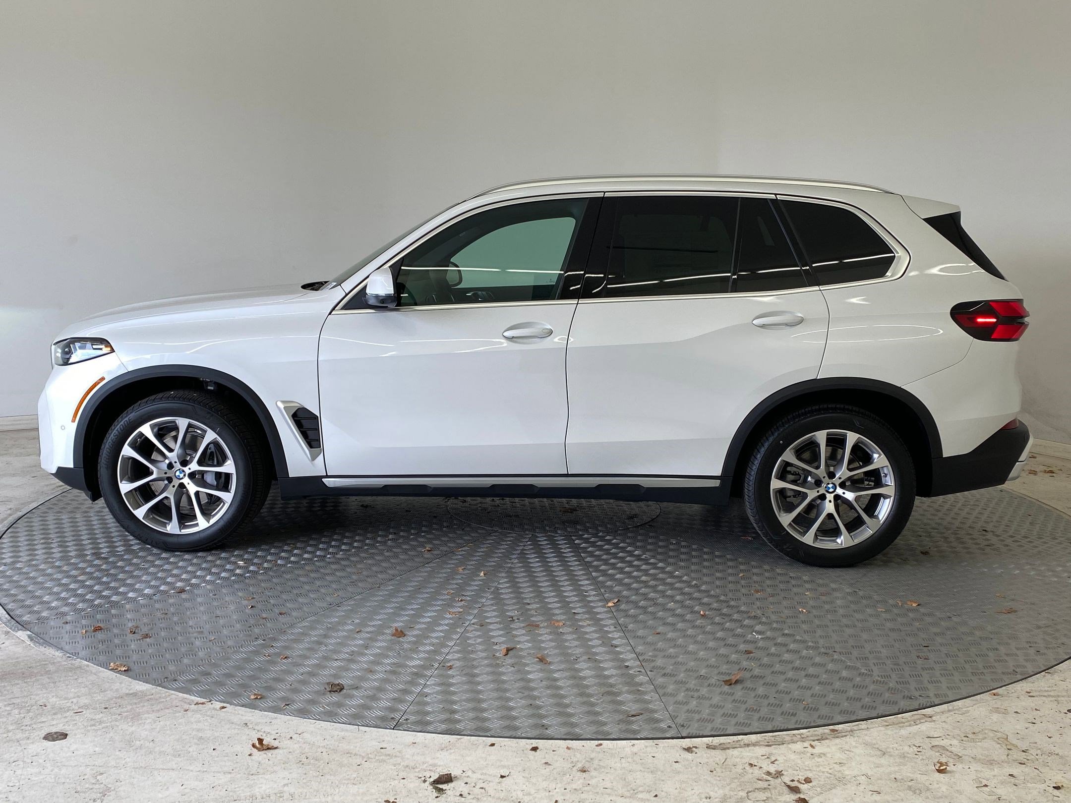 New 2026 BMW X5 xDrive40i w/ Premium Package image 2