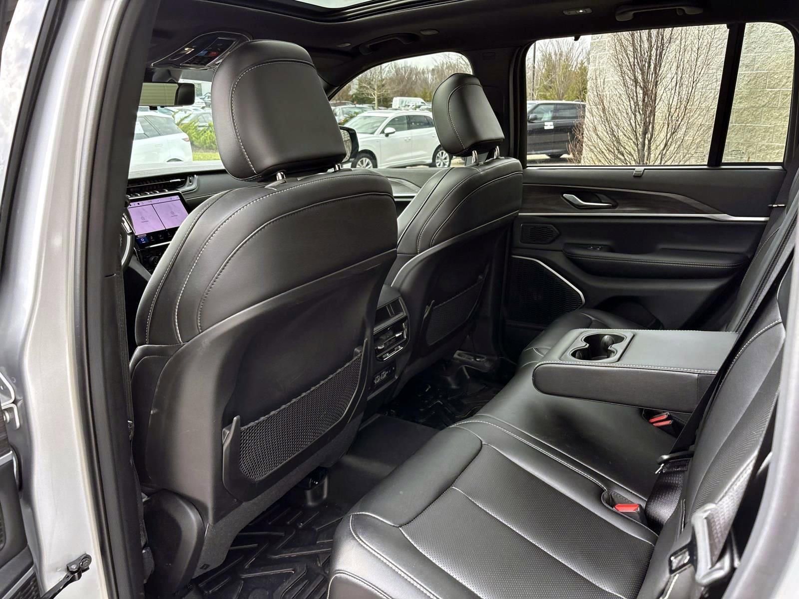 Used 2025 Jeep Grand Cherokee Limited w/ Luxury Tech Group II image 27