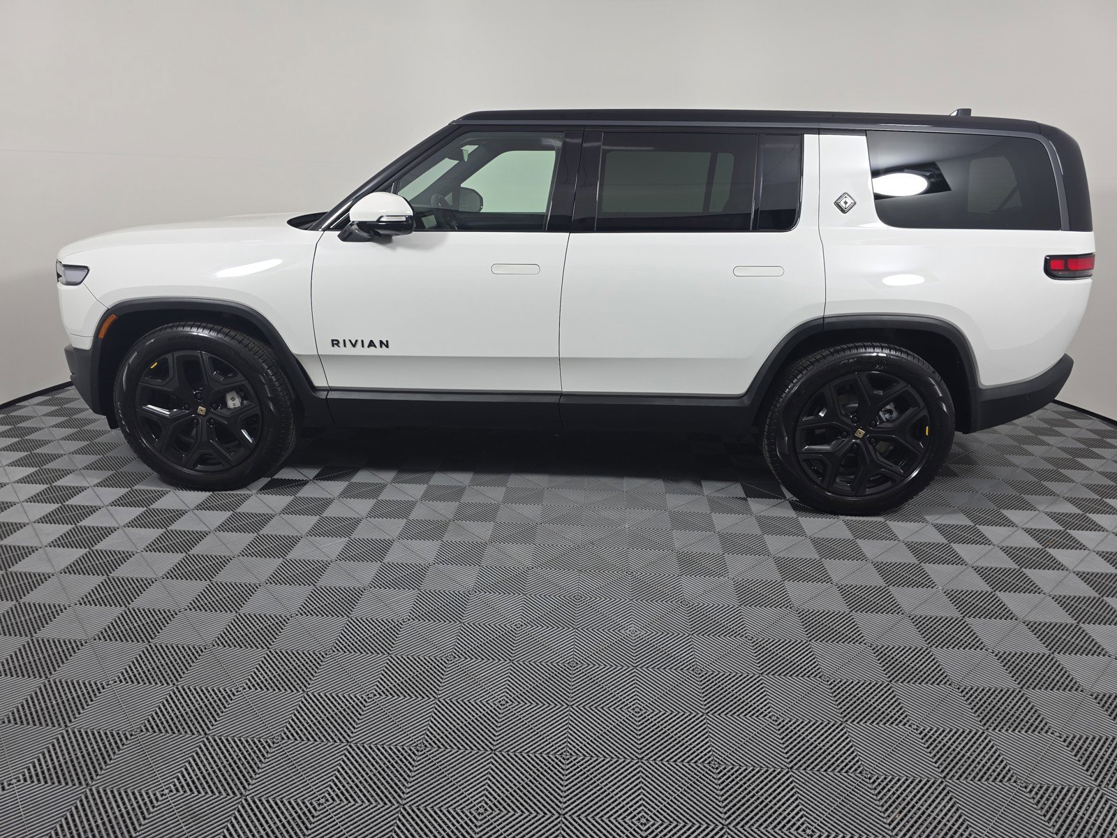 Used 2025 Rivian R1S Adventure AWD/4WD image 2
