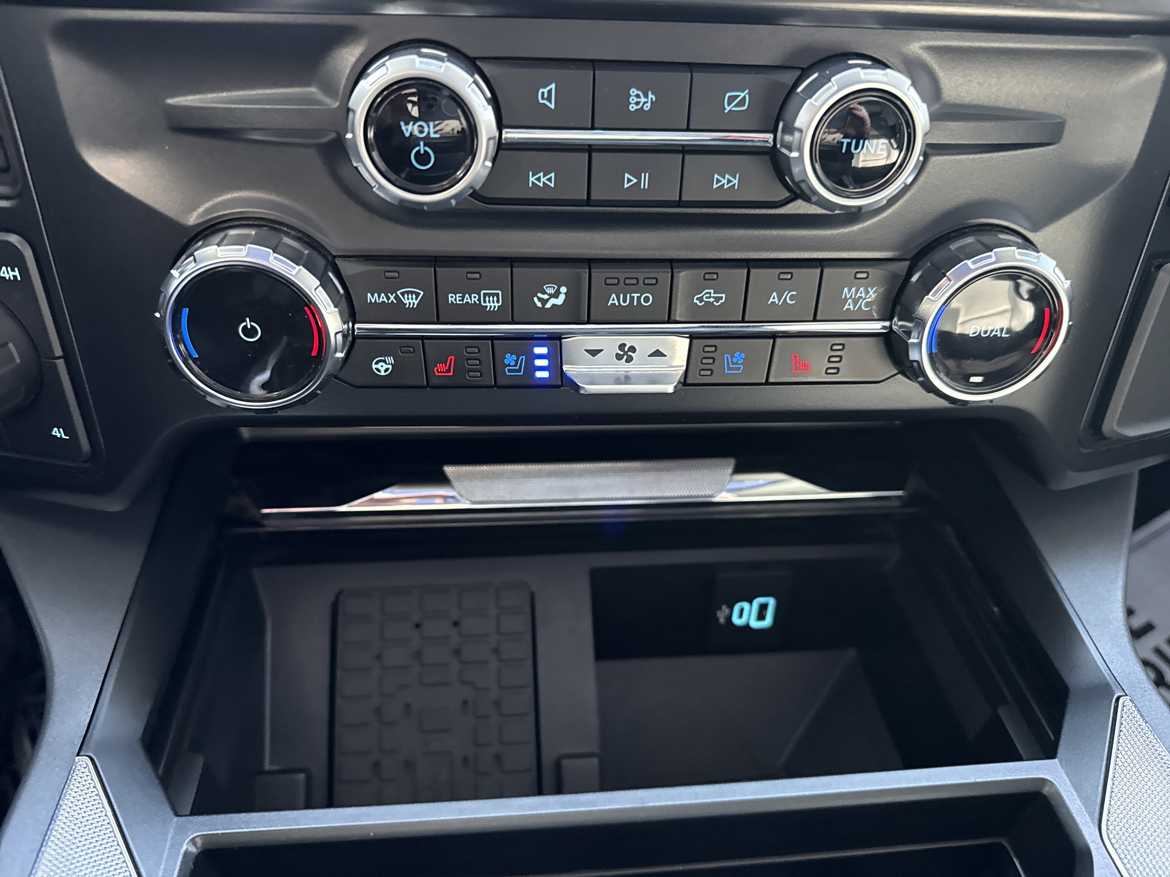 Used 2024 Ford F350 Lariat w/ Black Appearance Package image 28