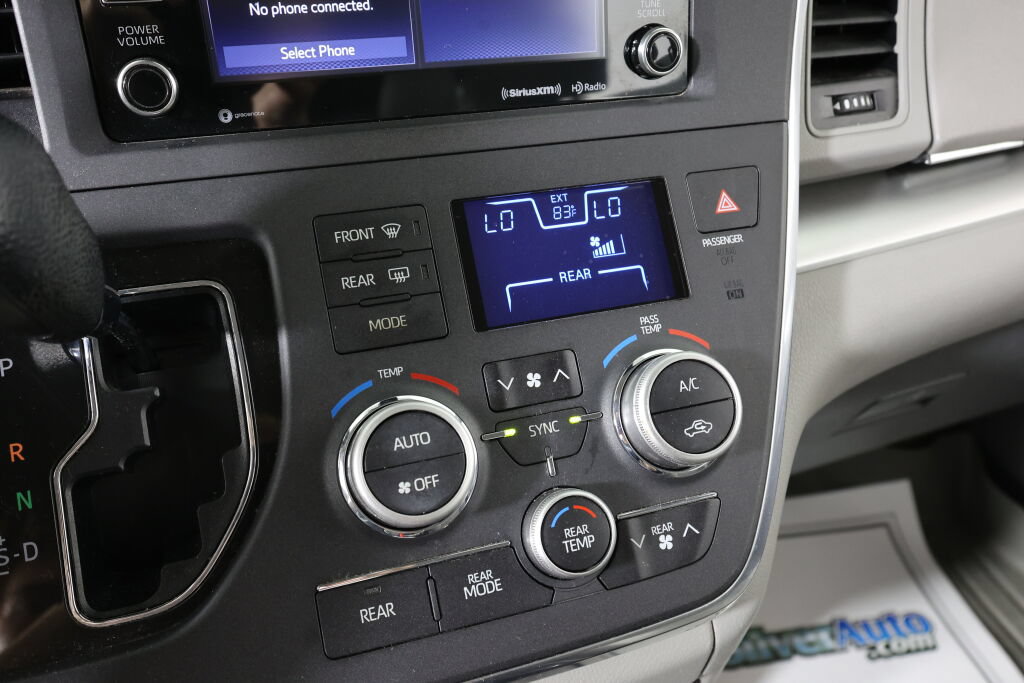 Used 2018 Toyota Sienna LE FWD image 32