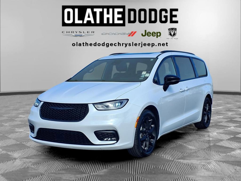 Certified 2025 Chrysler Pacifica Limited image 1