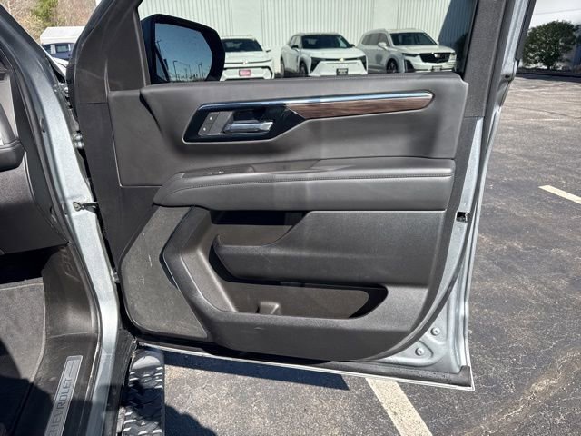 Used 2025 Chevrolet Suburban Z71 AWD/4WD image 28