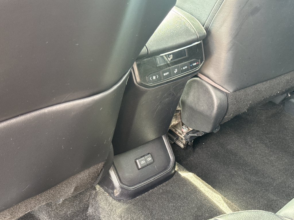 Used 2023 Toyota Highlander XLE AWD/4WD image 40