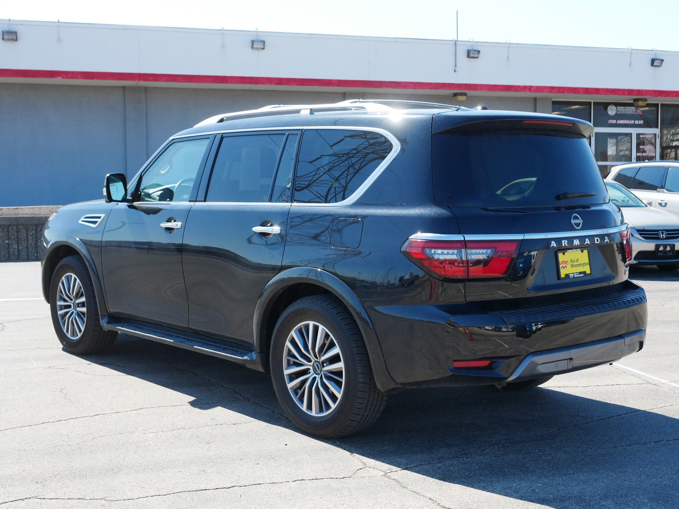 Used 2024 Nissan Armada SL w/ Captain's Chairs Package image 3