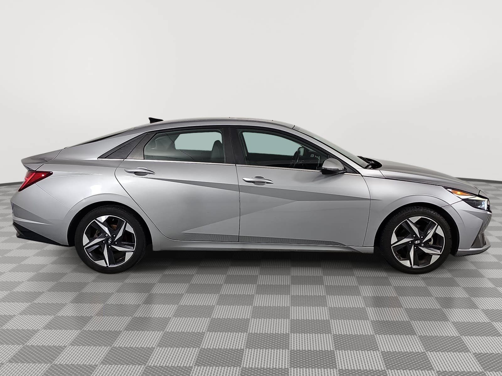 Used 2022 Hyundai Elantra Limited w/ Cargo Package FWD image 9