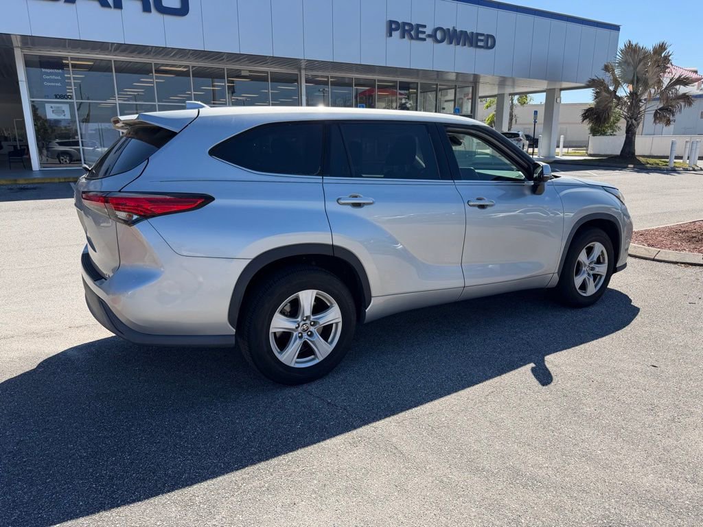 Used 2020 Toyota Highlander LE image 3