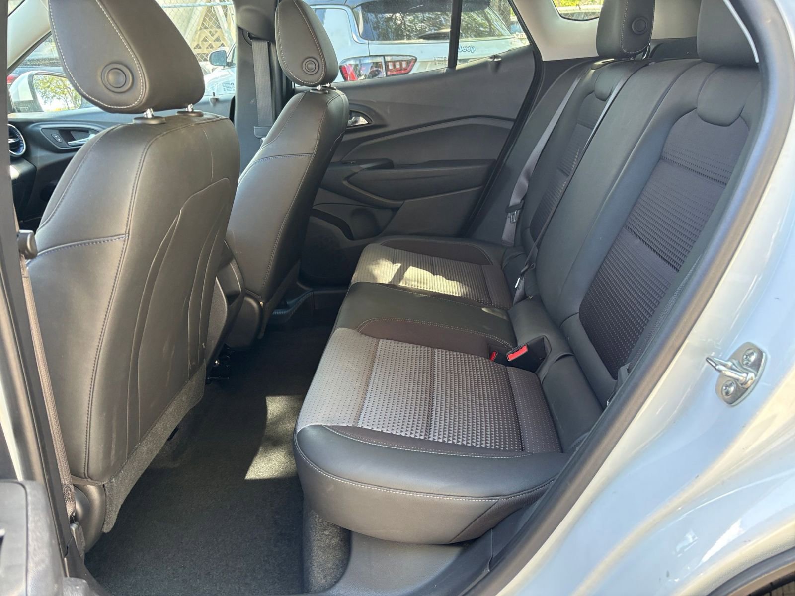 Used 2025 Chevrolet Trax LT image 38