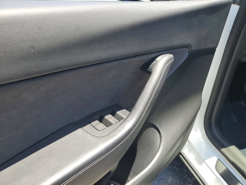 Used 2022 Tesla Model Y Long Range AWD/4WD image 18