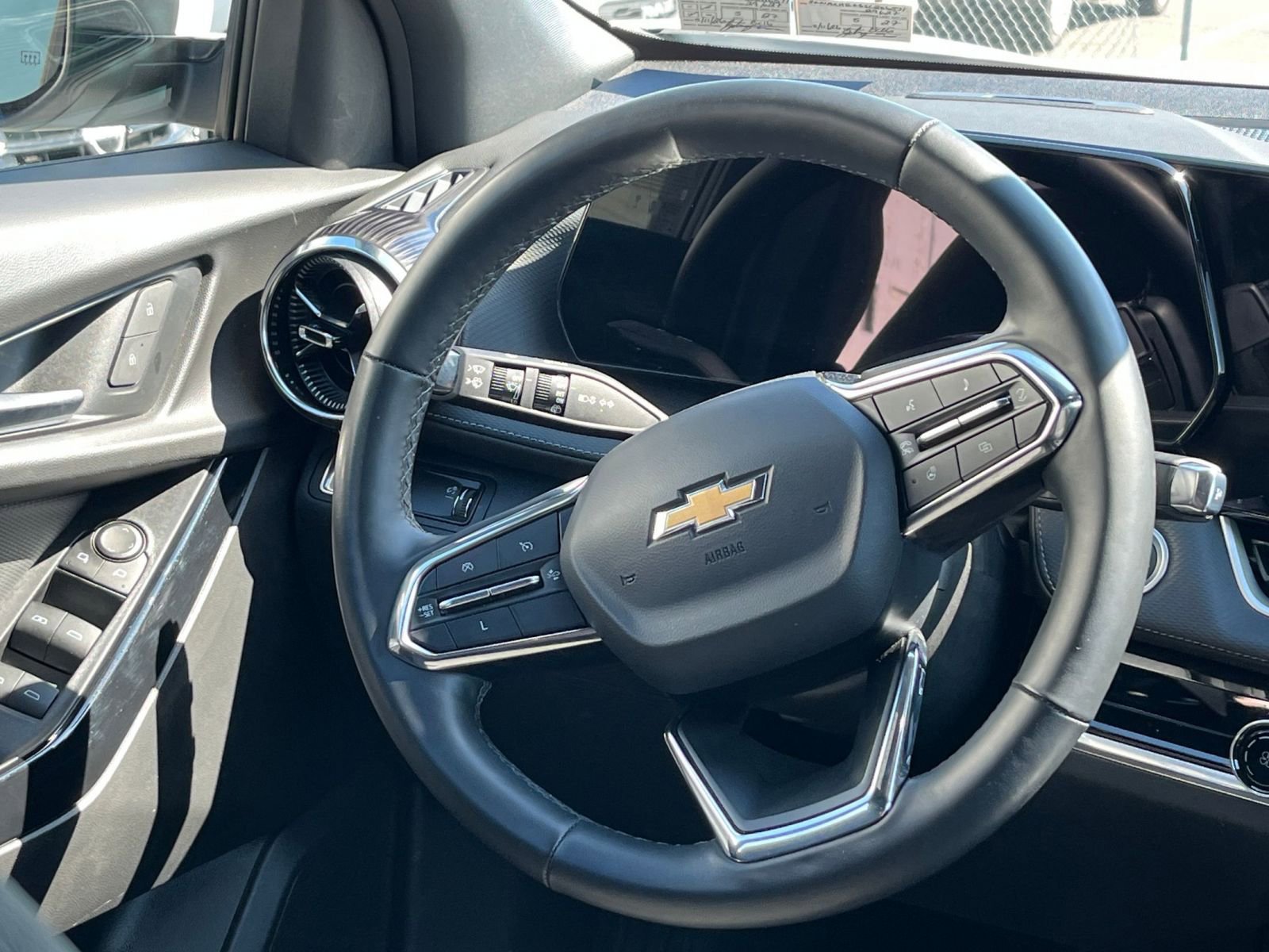 Used 2025 Chevrolet Equinox LT FWD image 28