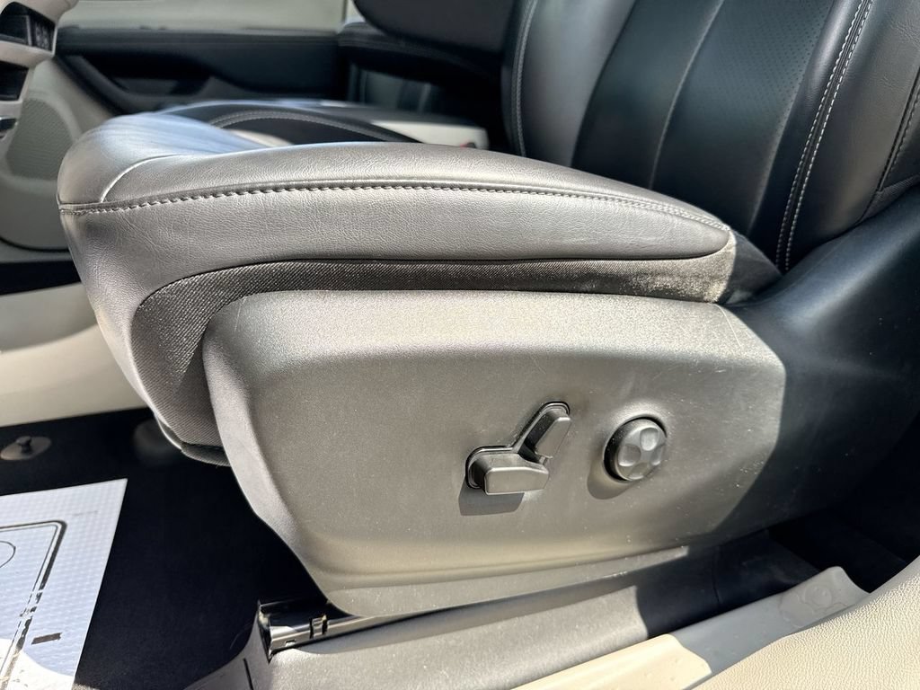Used 2023 Chrysler Pacifica Touring-L AWD/4WD image 12