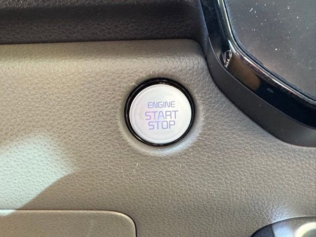 Used 2025 Kia Carnival FWD image 20