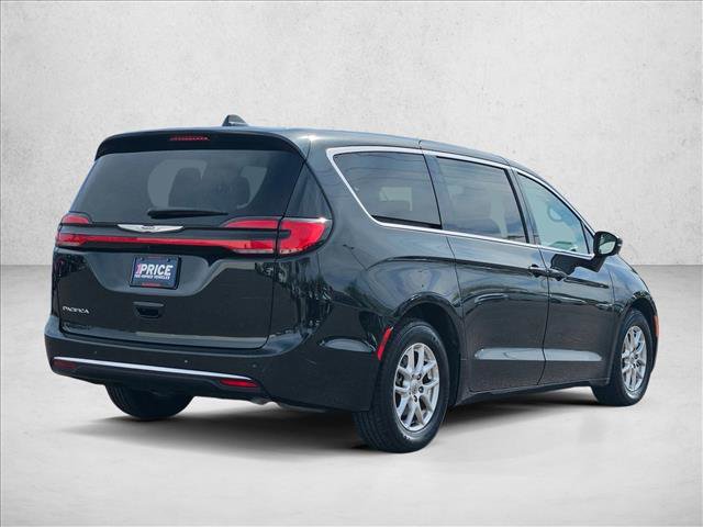 Used 2023 Chrysler Pacifica Touring-L FWD image 4