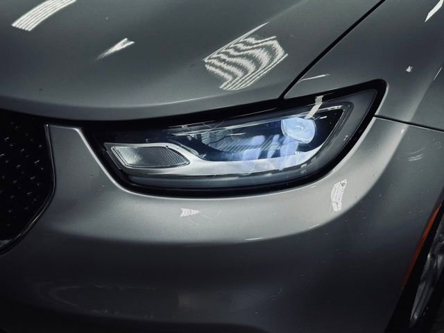 Used 2024 Chrysler Pacifica Touring-L image 2