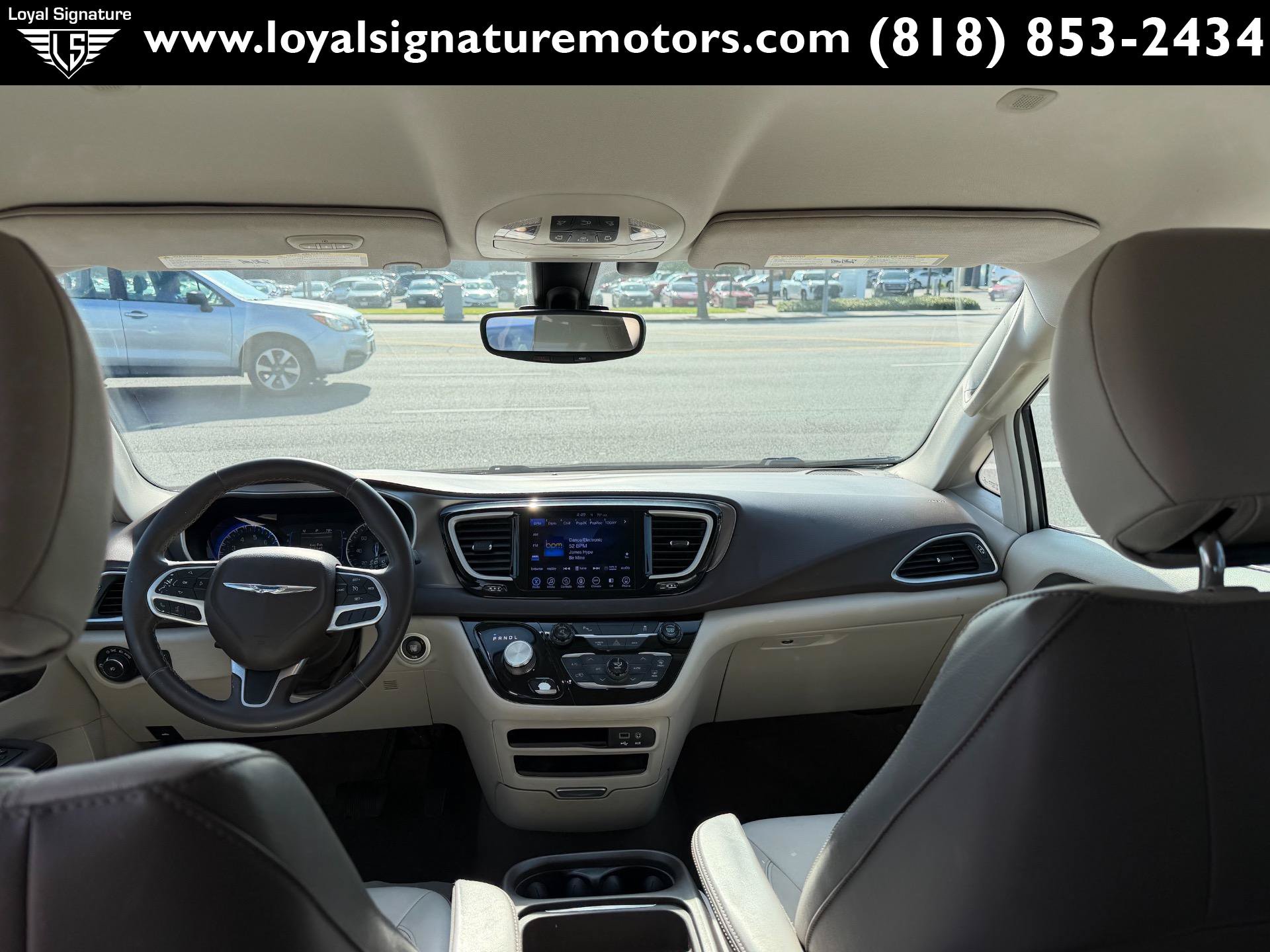 Used 2017 Chrysler Pacifica Touring-L w/ Tire & Wheel Group FWD image 17