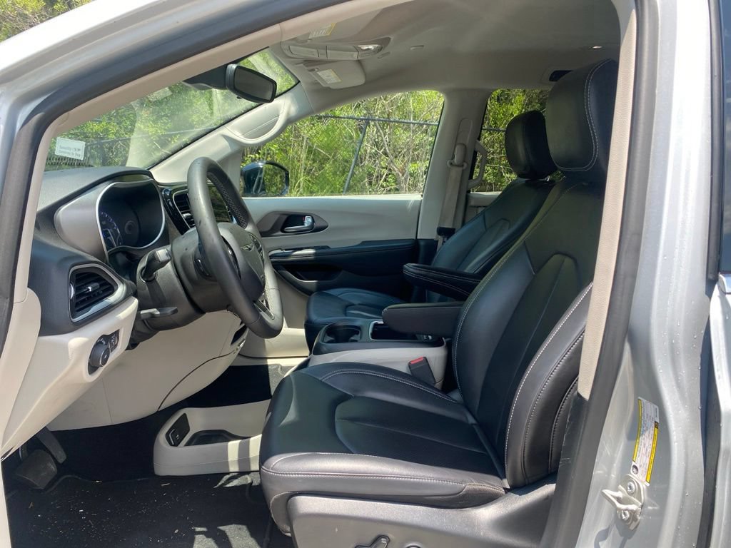 Used 2024 Chrysler Pacifica Touring-L FWD image 17
