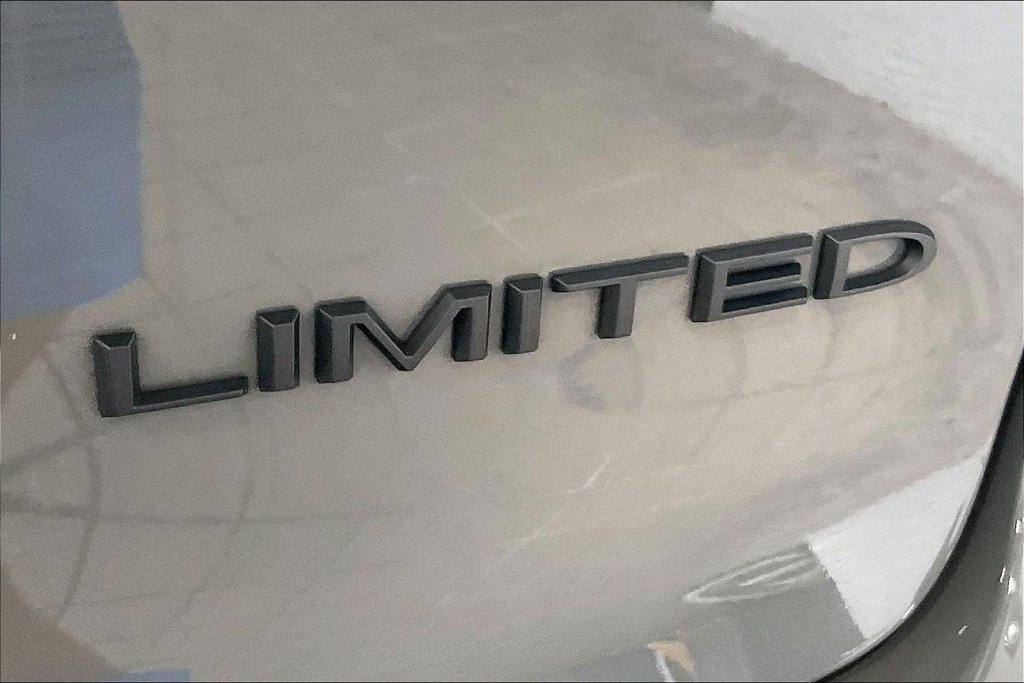 Used 2025 Chrysler Pacifica Limited FWD image 20