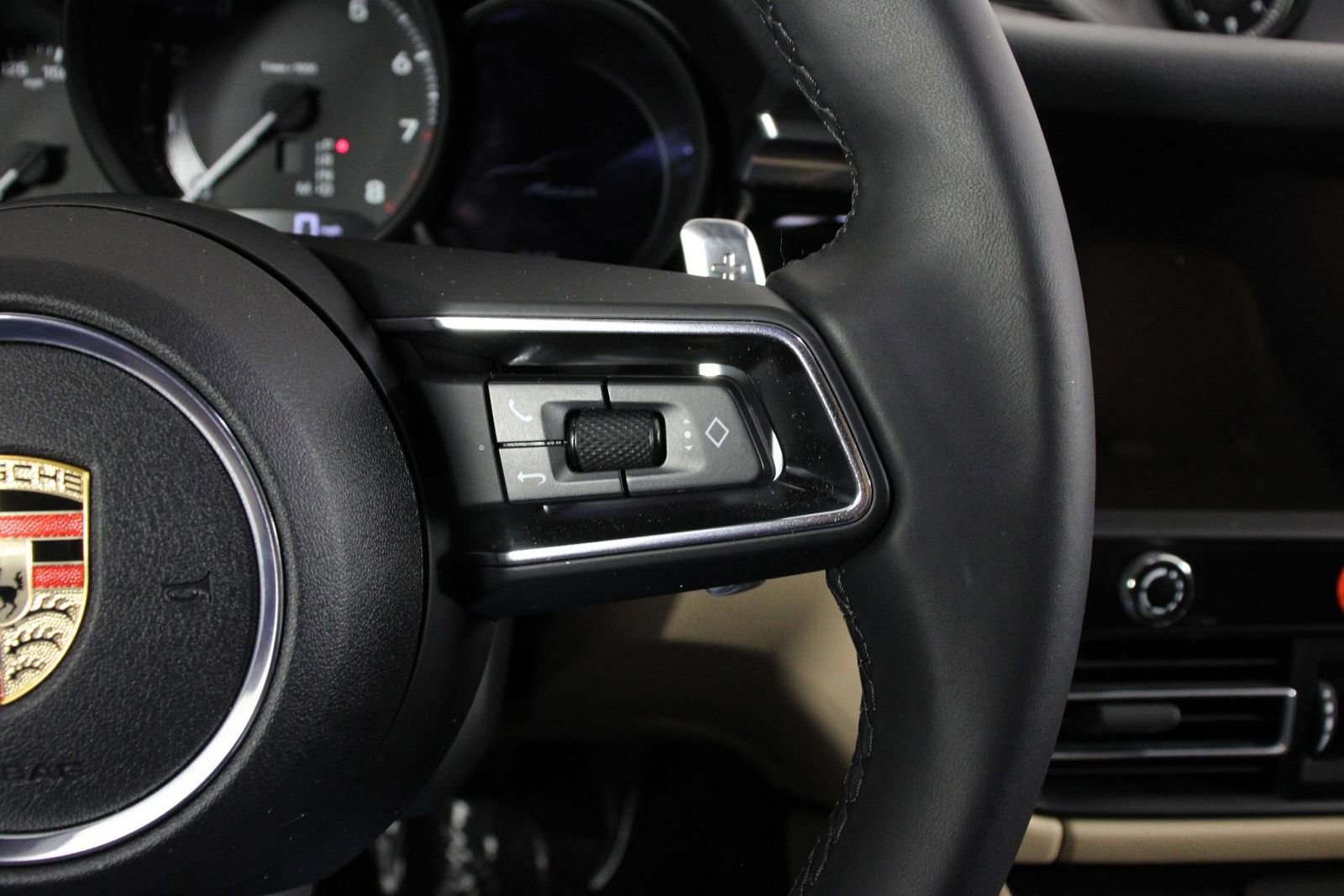 Certified 2025 Porsche Macan image 15