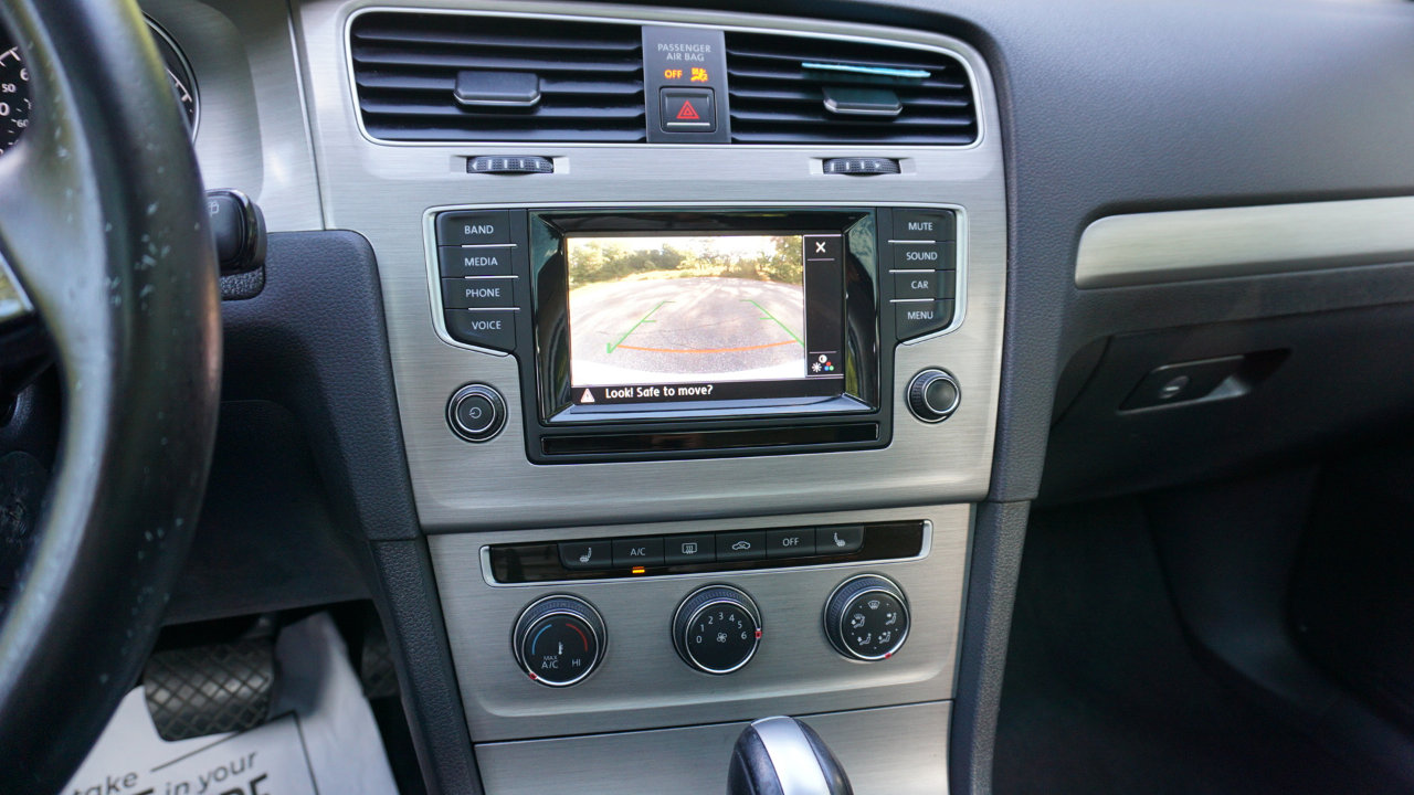 Used 2015 Volkswagen Golf S image 17