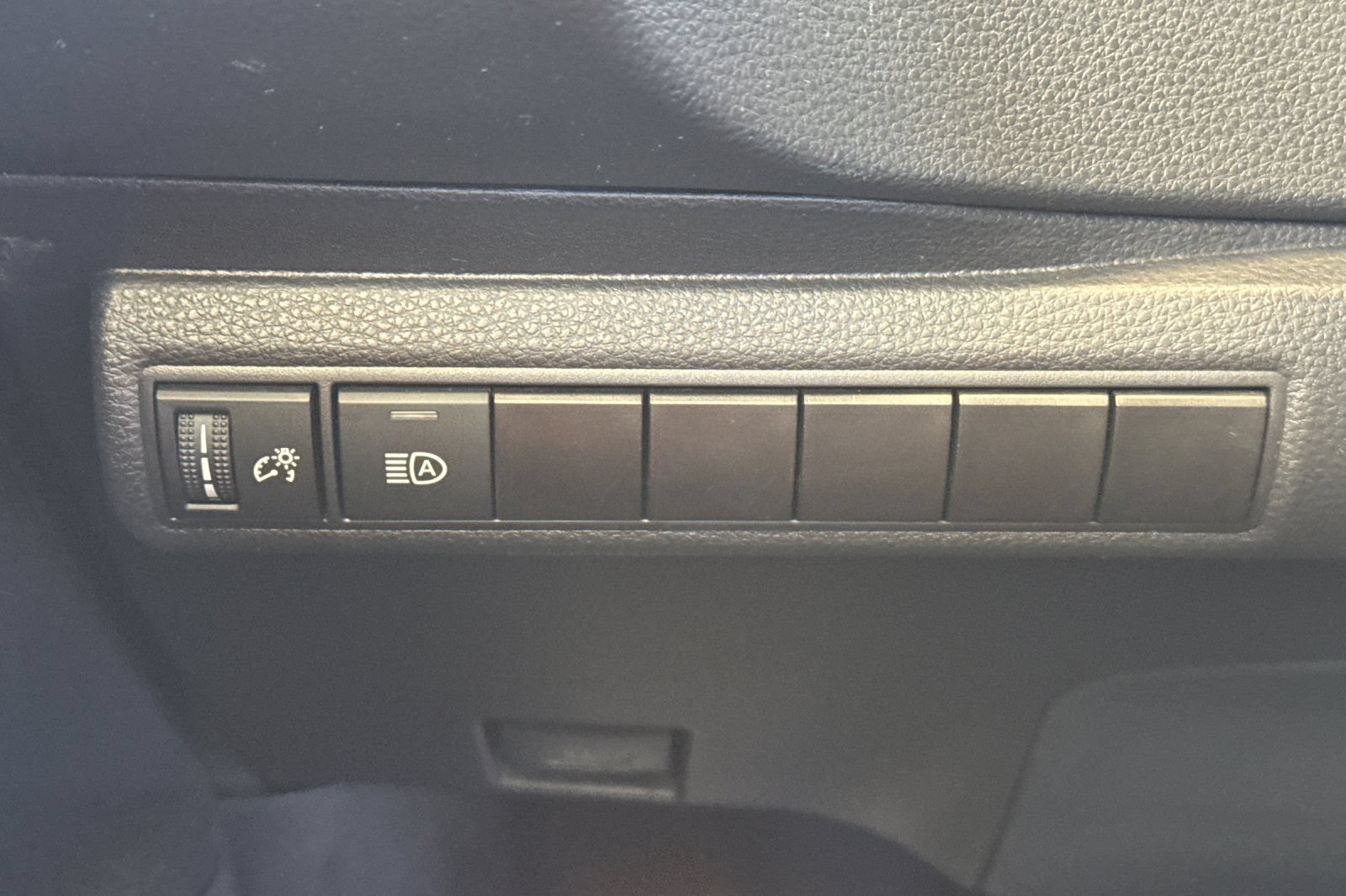 Certified 2025 Toyota Corolla LE FWD image 31
