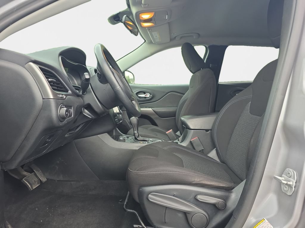Used 2019 Jeep Cherokee Latitude w/ Cold Weather Group AWD/4WD image 12