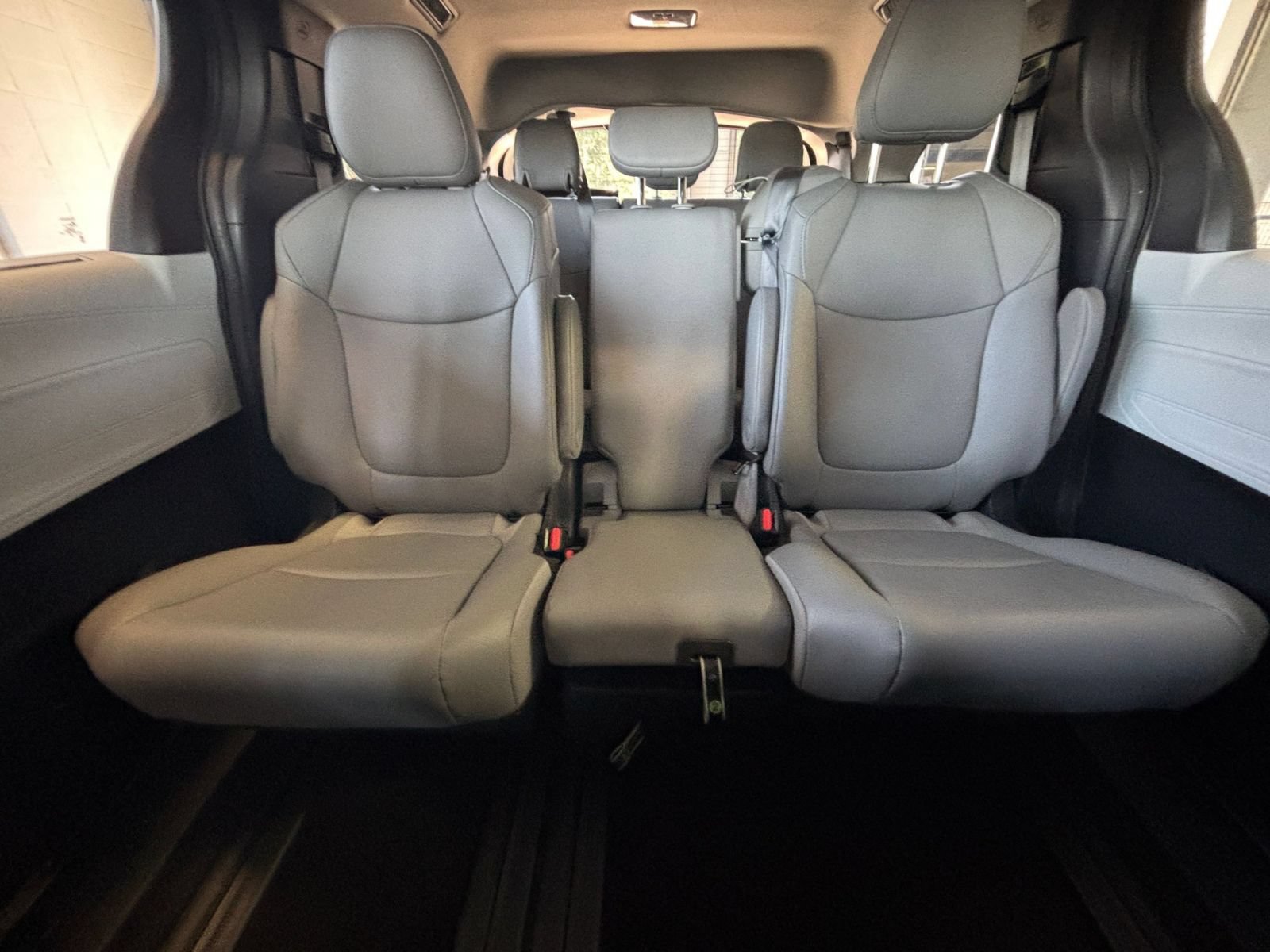 Used 2025 Toyota Sienna XLE FWD image 40