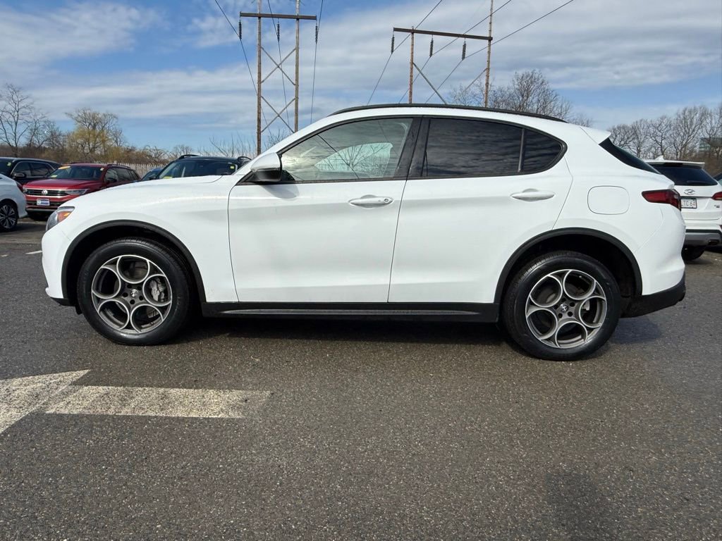 Used 2022 Alfa Romeo Stelvio Sprint image 3