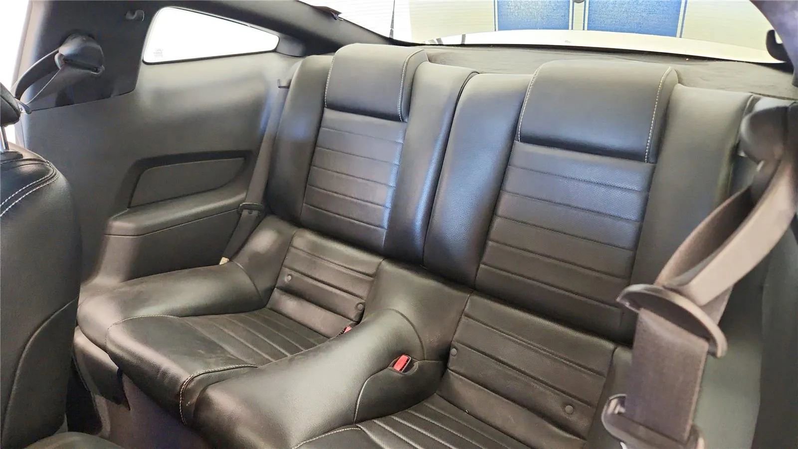 Used 2010 Ford Mustang Premium RWD image 30