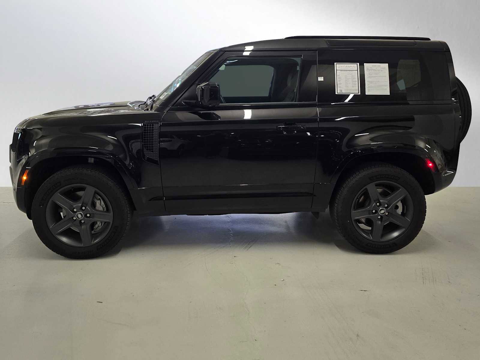 Used 2025 Land Rover Defender 90 X-Dynamic SE image 2