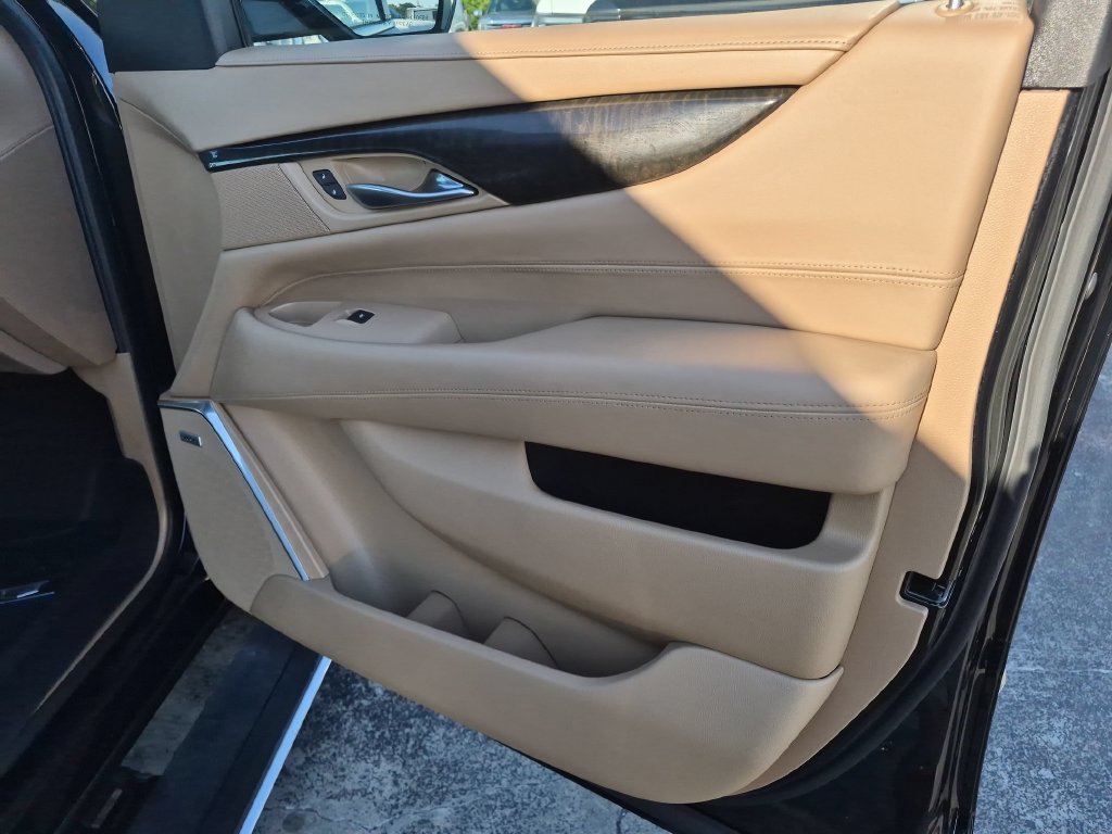 Used 2020 Cadillac Escalade ESV Platinum AWD/4WD image 32
