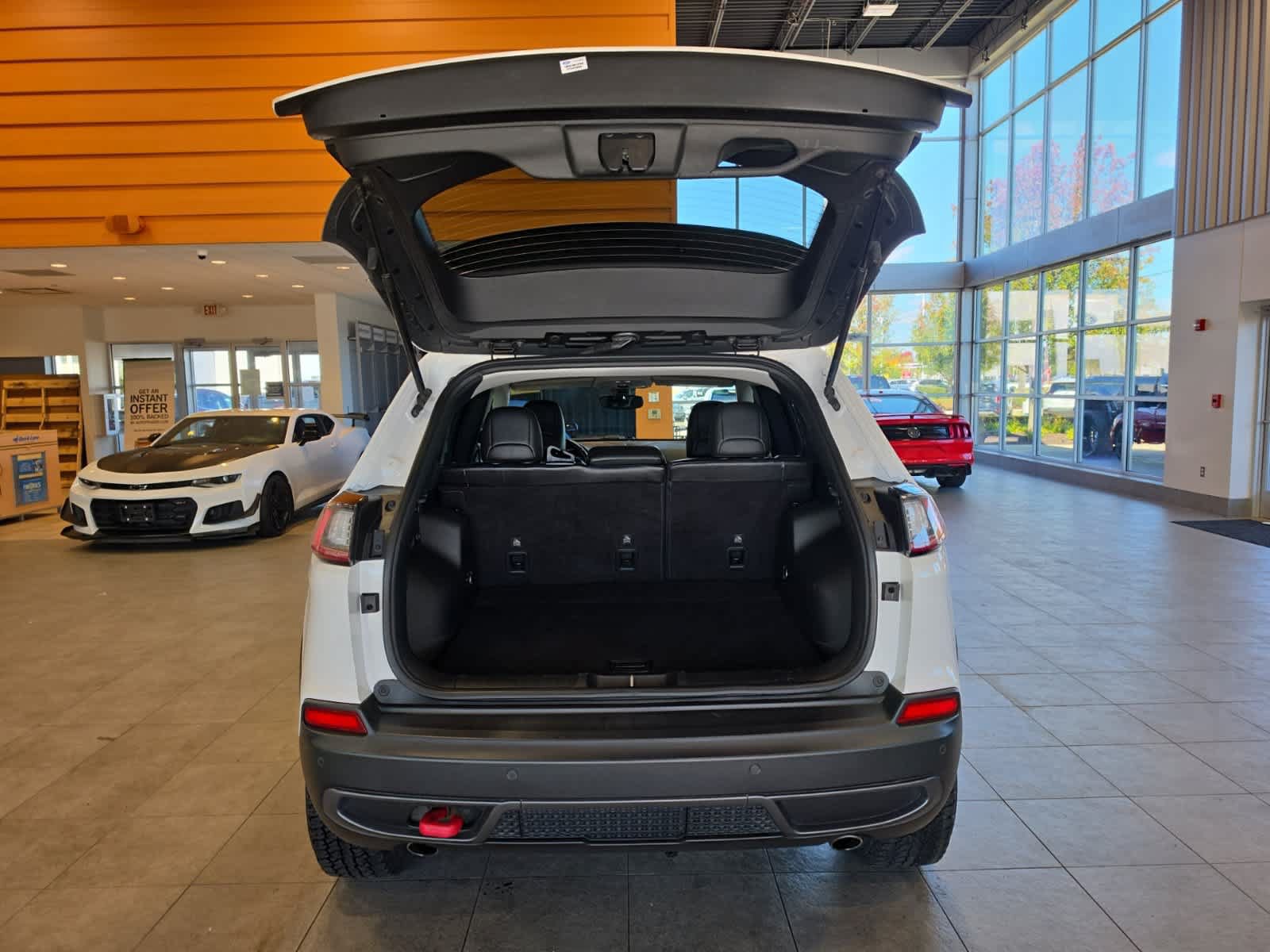 Used 2020 Jeep Cherokee Trailhawk w/ Cold Weather Group AWD/4WD image 9