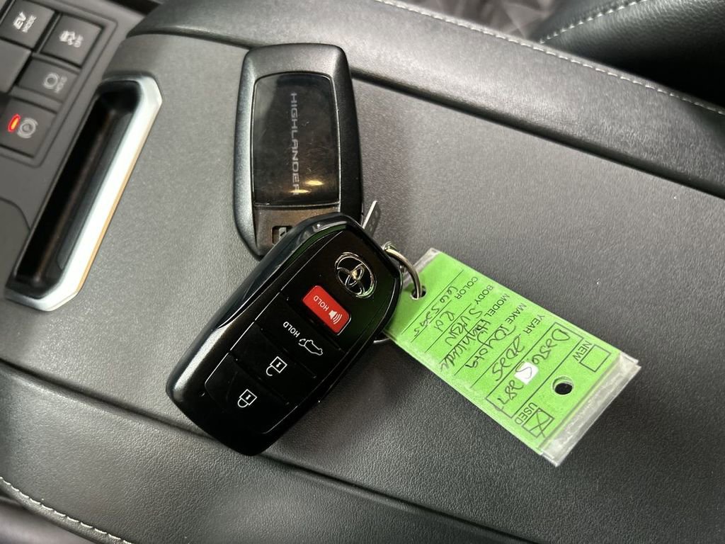 Used 2025 Toyota Highlander XLE AWD/4WD image 12