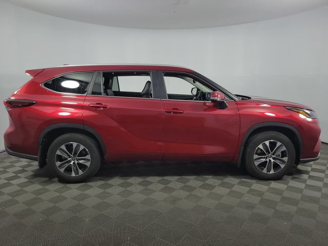Used 2025 Toyota Highlander XLE FWD image 13